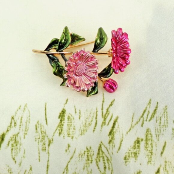 Pink flower brooch pin with light and dark enamel flowers, and with green leaves - Picture 5 of 5